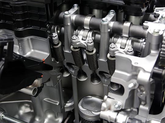 Coupe d’un cylindre de moteur diesel montrant piston, soupapes et chambre de combustion