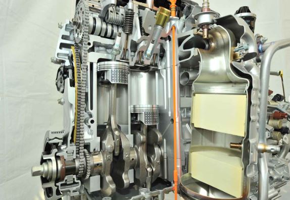 Vue transparente d’un moteur diesel montrant pistons et vilebrequin et la distribution