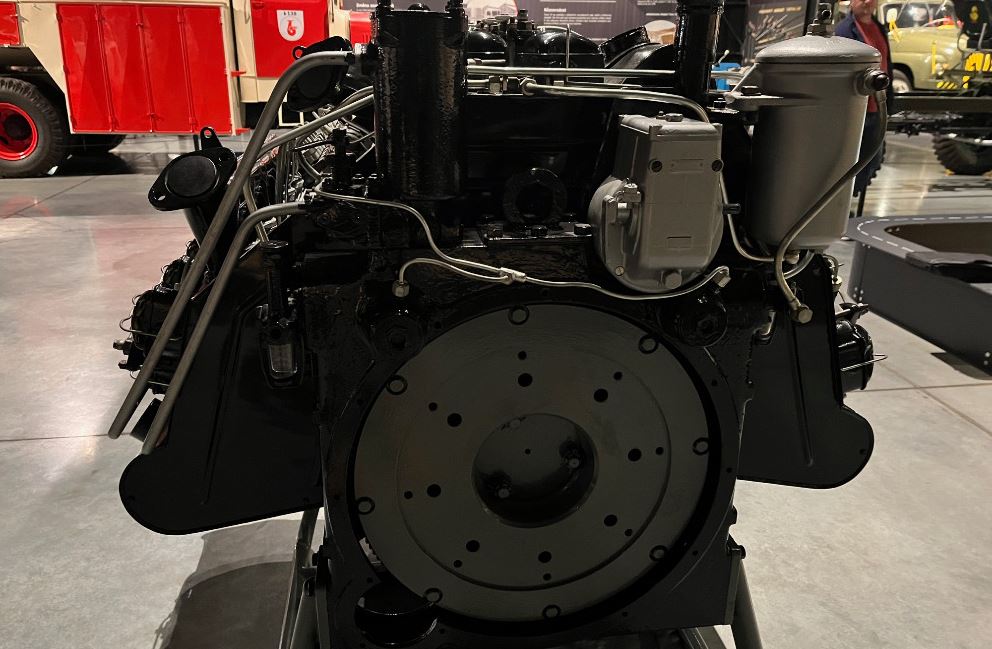 Extrémité arrière du moteur Tatra W18 côté embrayage, bloc diesel expérimental de 22 litres