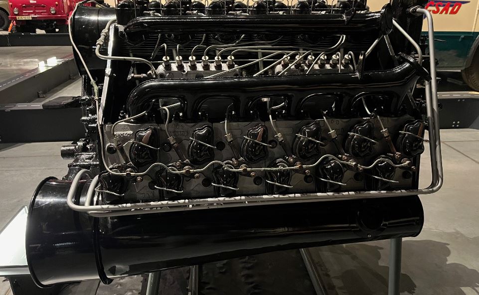 Vue latérale du moteur Tatra W18 montrant les rangées de cylindres et l’injection diesel