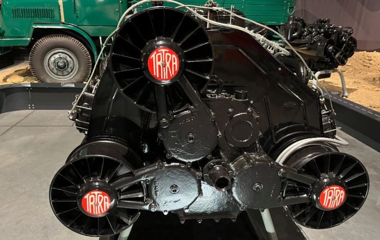 Moteur Tatra W18 diesel refroidi par air exposé au musée, vue frontale avec les trois ventilateurs