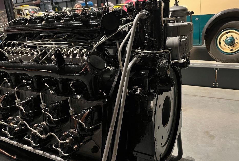 Détail du moteur Tatra W18 avec conduites d’injection et culasses refroidies par air