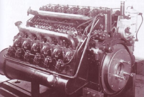 Moteur Tatra W18 photographié dans les années 1950, prototype diesel 18 cylindres refroidi par air