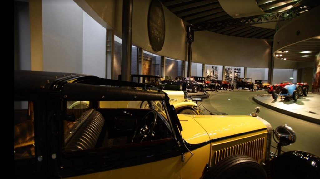 Voitures des années 1930 et 1940 exposées au Toyota Automobile Museum