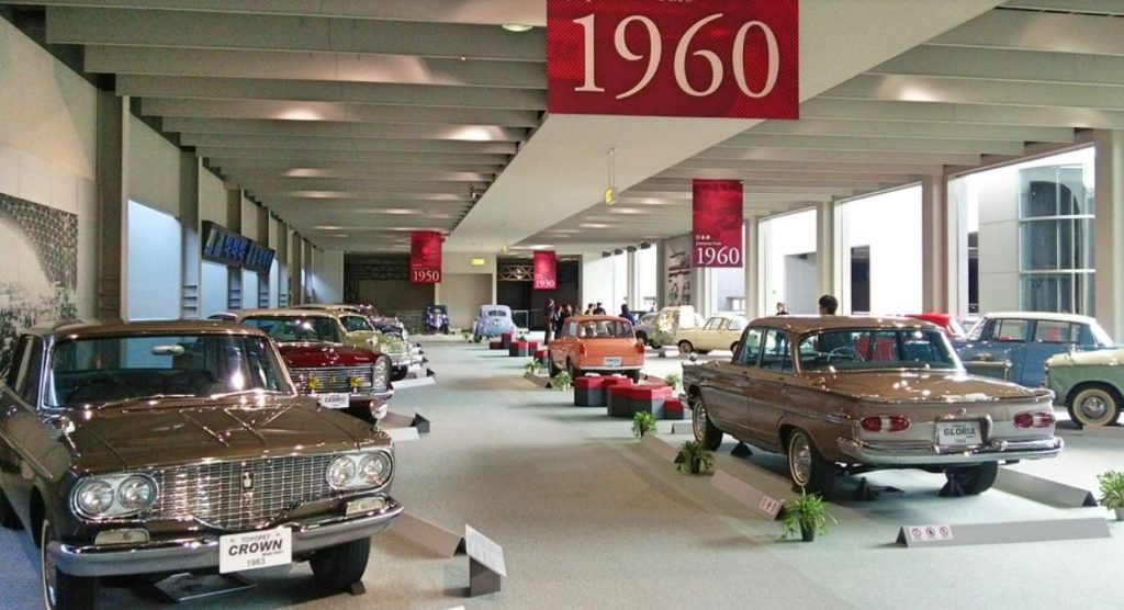 Voitures japonaises des années 1960 et 1970 exposées au Toyota Automobile Museum
