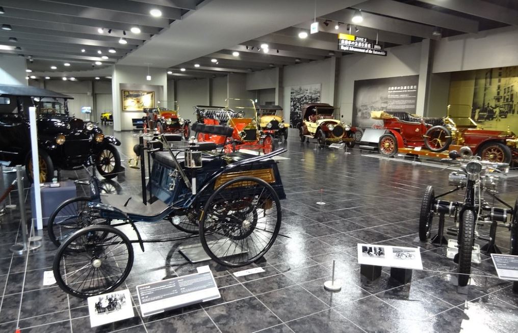 Salle du Toyota Automobile Museum consacrée aux premières voitures du début du XXe siècle
