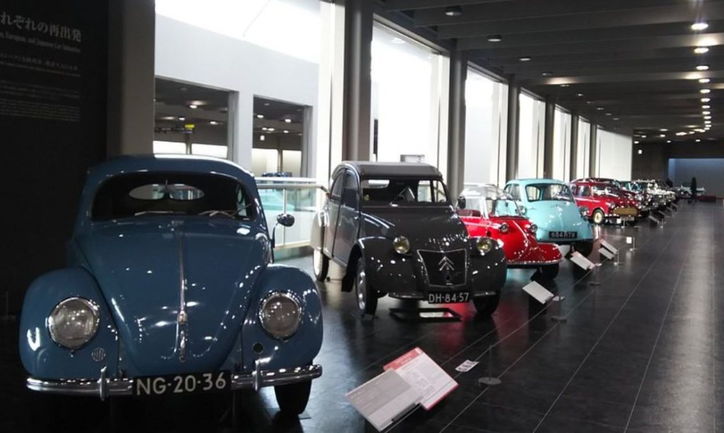 Collection de petites voitures européennes au Toyota Automobile Museum, dont Citroën 2CV et Volkswagen Coccinelle