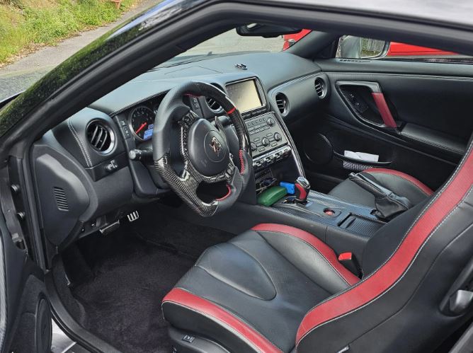 Intérieur de Nissan GT-R R35 avec poste de conduite et console centrale