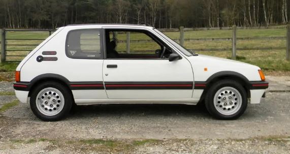 Peugeot 205 GTI 1.6 blanche vue de profil, version trois portes années 80