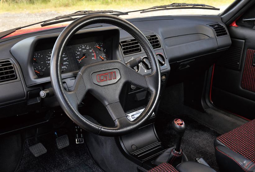Intérieur Peugeot 205 GTI 1.9 avec volant GTI et instrumentation d’origine