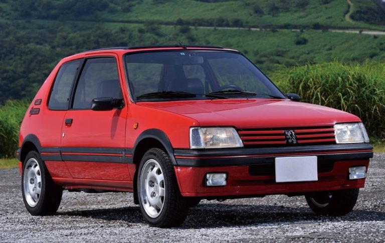 Peugeot 205 GTI 1.9 stationnée, vue trois quarts avant, jantes alliage d’origine