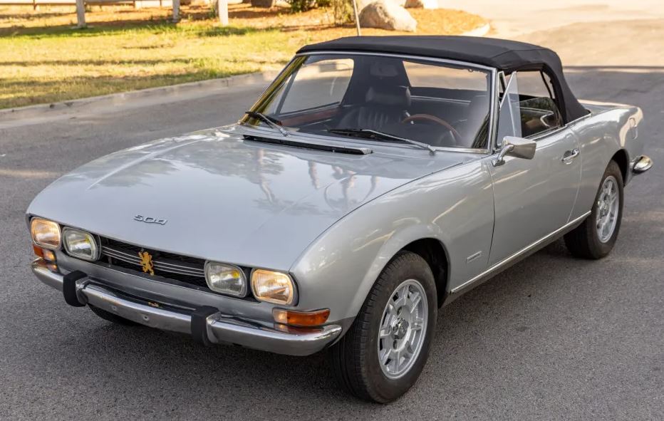 Peugeot 504 Cabriolet gris clair, vue avant gauche années 1970