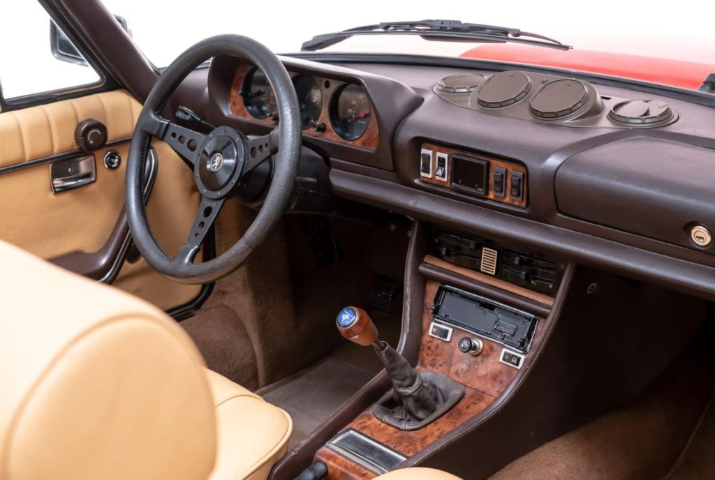 Intérieur Peugeot 504 Cabriolet, planche de bord et poste de conduite vintage
