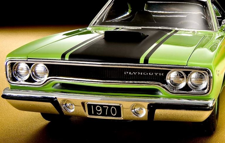 Plymouth Road Runner 1970 vue de face, muscle car américaine vert vif avec capot noir
