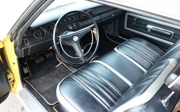 Intérieur de Plymouth Road Runner 1970, tableau de bord simple et volant trois branches