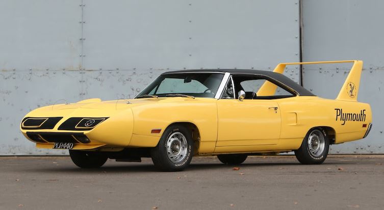 Plymouth Road Runner Superbird jaune avec aileron arrière géant, version NASCAR 1970