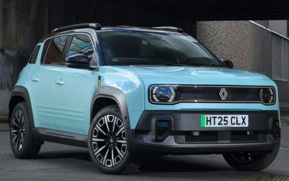 Renault 4 E-Tech bleue stationnée, vue avant trois quarts en environnement urbain