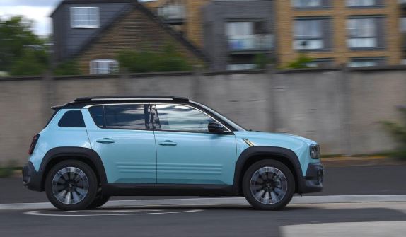Renault 4 E-Tech vue de côté en mouvement, carrosserie bleu clair et toit noir