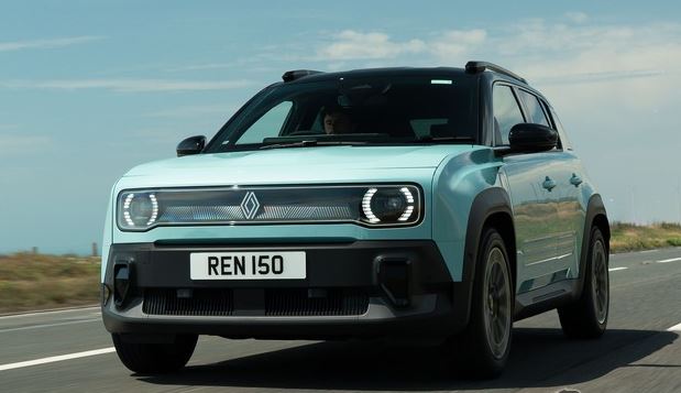 Renault 4 E-Tech électrique roulant sur route ouverte, vue frontale