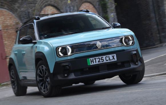 Renault 4 E-Tech bleue roulant en ville, vue avant avec signature lumineuse