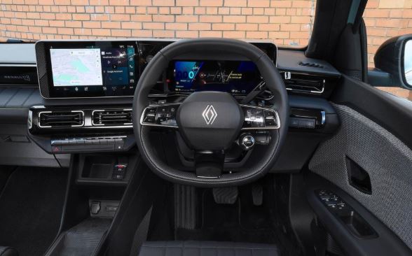 Intérieur de la Renault 4 E-Tech avec volant à droite et double écran numérique