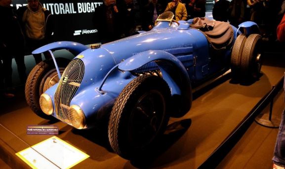 Bugatti de compétition exposée à Rétromobile 2026 sur un stand très fréquenté