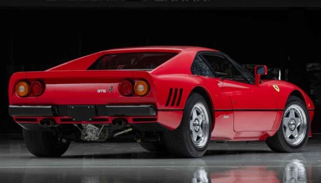 Ferrari 288 GTO présentée lors de la vente aux enchères de Rétromobile 2026