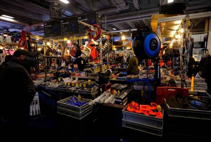 Allées encombrées et stands de pièces détachées anciennes et d'outillage au salon Rétromobile 2026