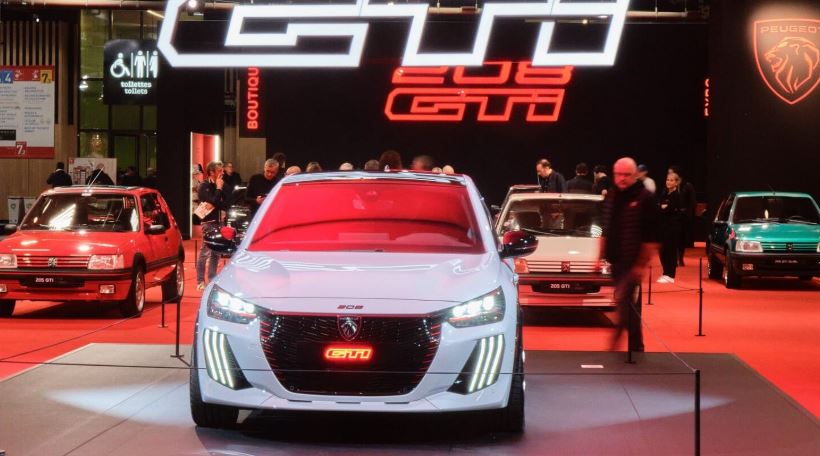Stand Peugeot à Rétromobile 2026 avec modèles historiques et concept GTi