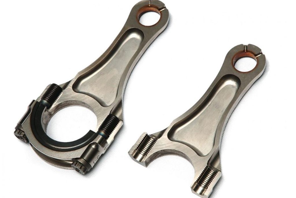 Bielles moteur fortement allégées utilisées en préparation pour augmenter le régime maximal