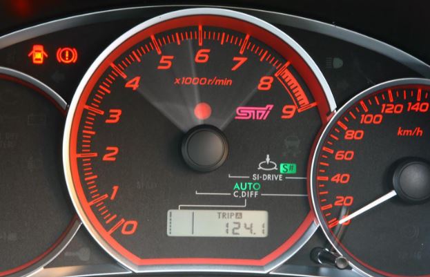 Compte-tours automobile avec zone rouge indiquant le régime maximal avant rupteur