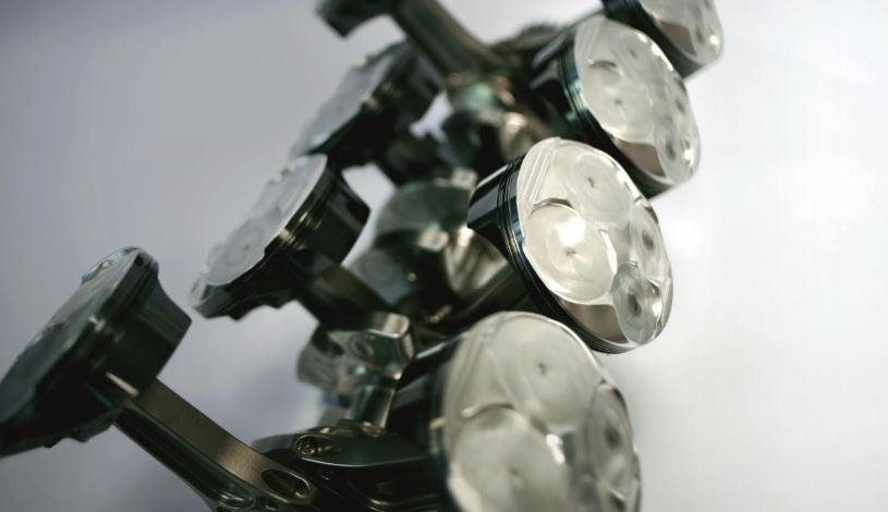Pistons moteur allégés destinés aux hauts régimes sur un V8 Toyota préparé