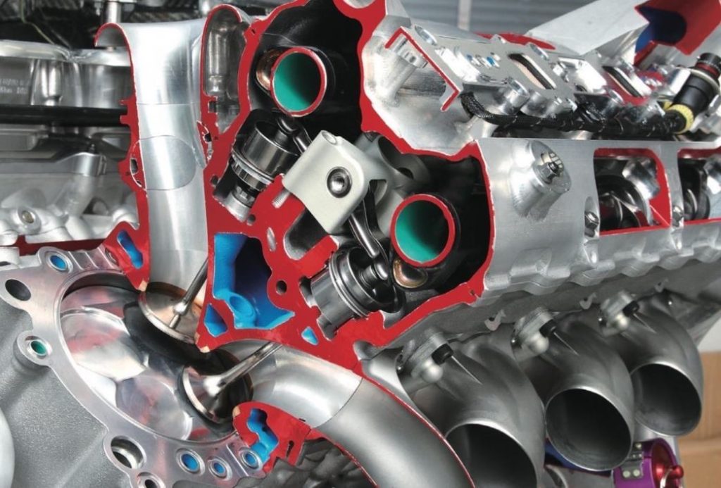 Culasse moteur en coupe montrant soupapes et conduits, zones critiques à haut régime