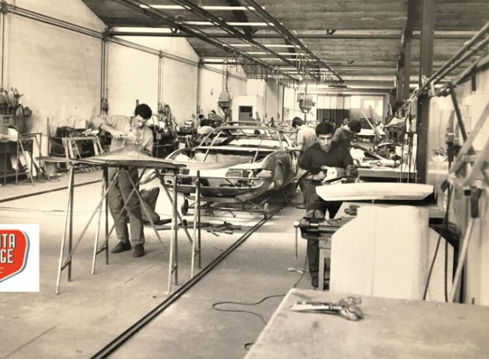 Vue intérieure de l’atelier Scaglietti à Modène avec plusieurs Ferrari en cours de carrosserie.