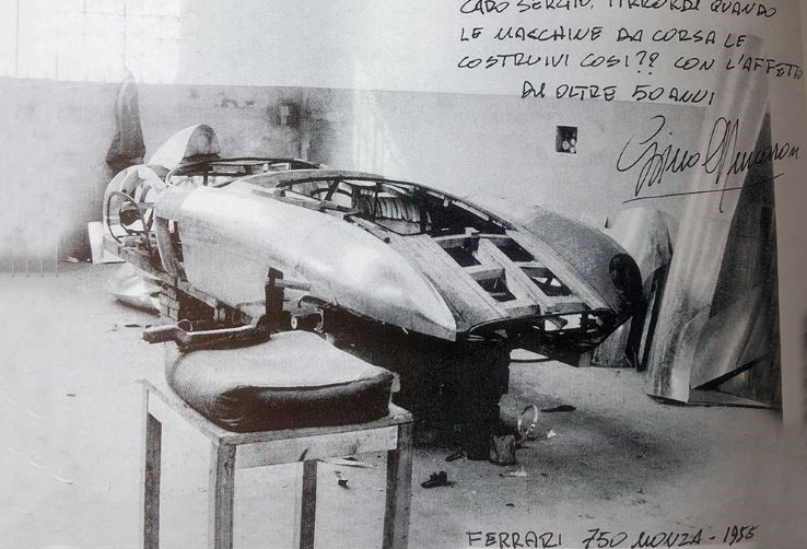 Ferrari 750 Monza de 1956 en cours de carrosserie sur châssis tubulaire chez Scaglietti.