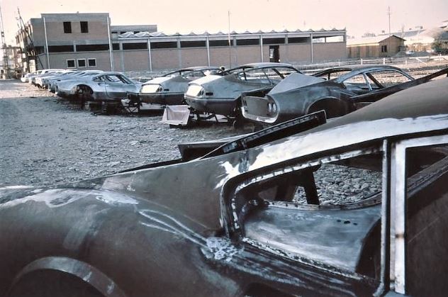 Carrosseries Ferrari en aluminium stockées à l’extérieur de l’atelier Scaglietti à Modène, fin des années 1960.