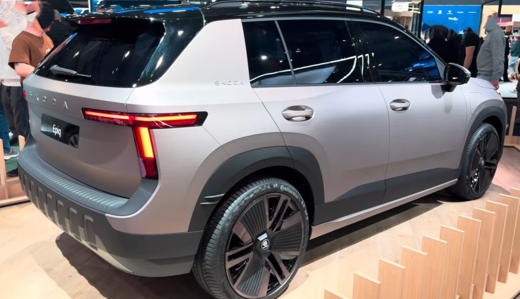 Skoda Epiq vue arrière droite sur salon, feux arrière et design du hayon