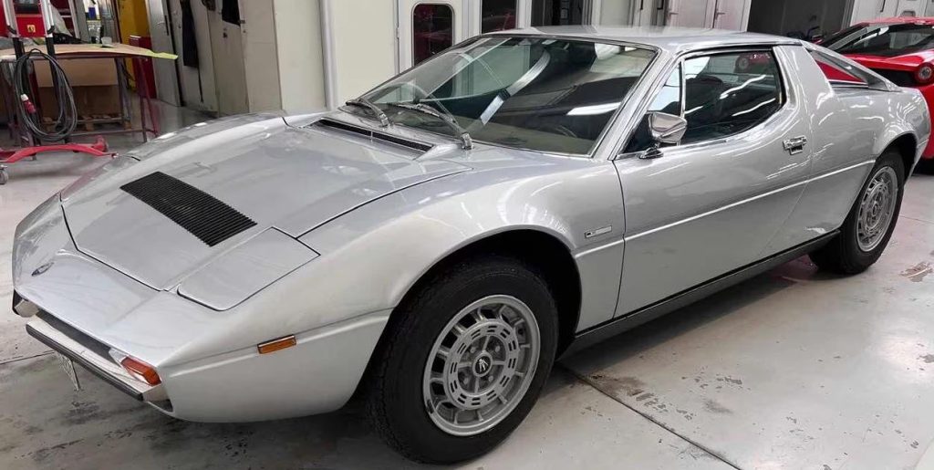 Maserati Merak SS de 1976 dans un garage, coupé italien à moteur central, vue de trois-quarts avant