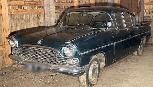 Vauxhall Cresta de 1964 stationnée dans une grange, grande berline britannique au style années soixante, vue de trois-quarts avant