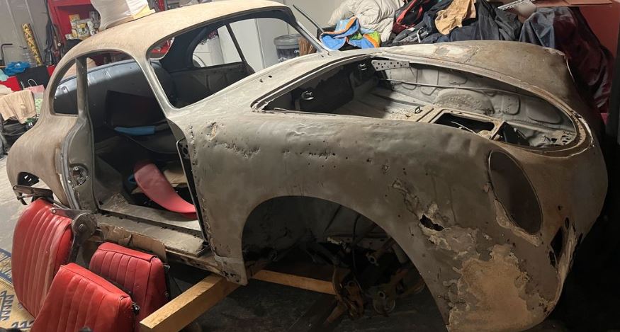 Porsche 356 A T2 de 1959 , coupé classique à carrosserie fatiguée, vue de trois-quarts avant