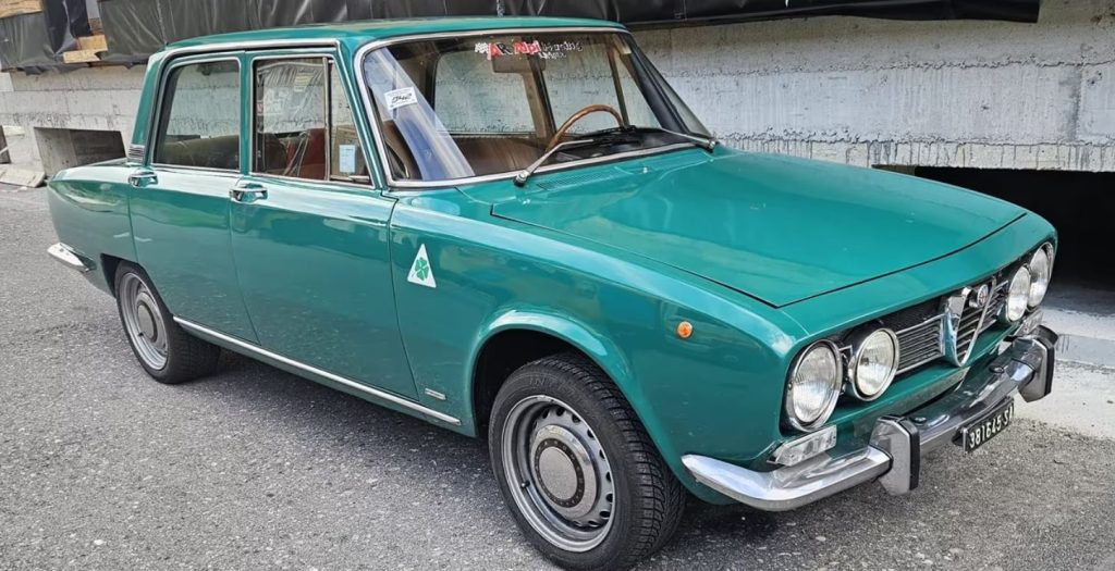 Alfa Romeo 1750 berline de 1970 stationnée en extérieur, carrosserie classique italienne, vue de trois-quarts avant