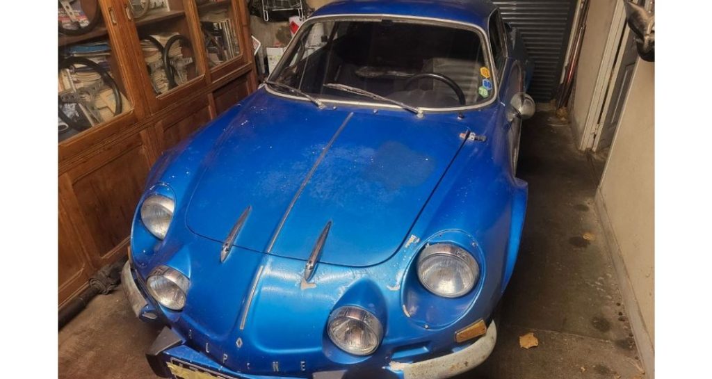 Alpine A110 SC 1600 de 1973 stationnée dans un garage, berlinette bleue à carrosserie d’origine, vue de face