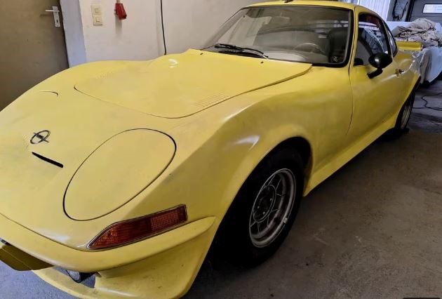 Opel GT 1900 de 1970  coupé sportif allemand aux phares escamotables, vue de trois-quarts avant