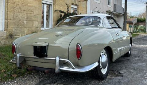 Volkswagen Karmann Ghia de 1969 stationnée en extérieur, coupé aux lignes élégantes, vue de trois-quarts arrière