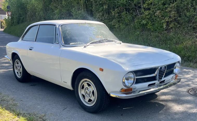 Alfa Romeo GT Junior 1300 de 1972 stationnée en extérieur, coupé italien au style Bertone, vue de trois-quarts avant