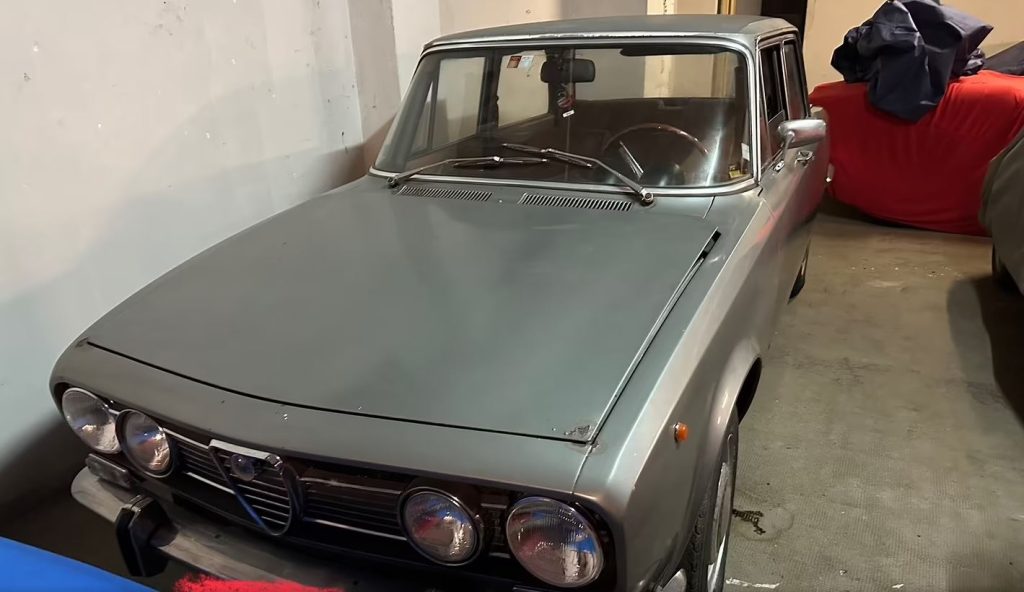 Alfa Romeo 1750 berline 1970 garée dans un garage fermé