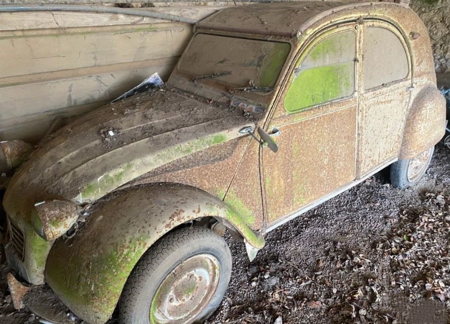Citroën 2CV AZ 1961 fortement rouillée stockée sous un abri