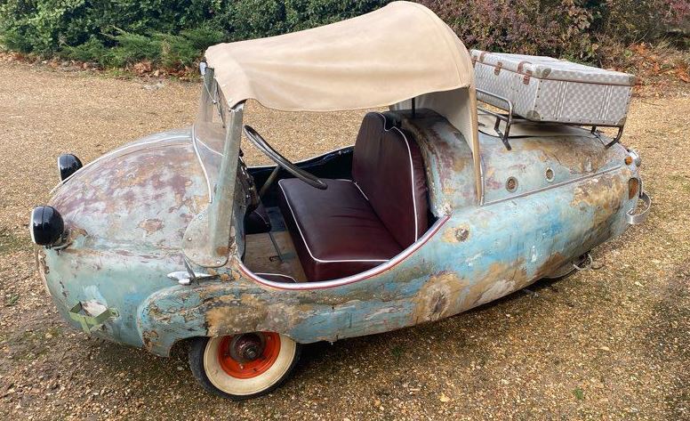 Paul Vallée Chanteclerc 1955 abandonnée, microcar française rouillée avec capote beige et sièges bordeaux