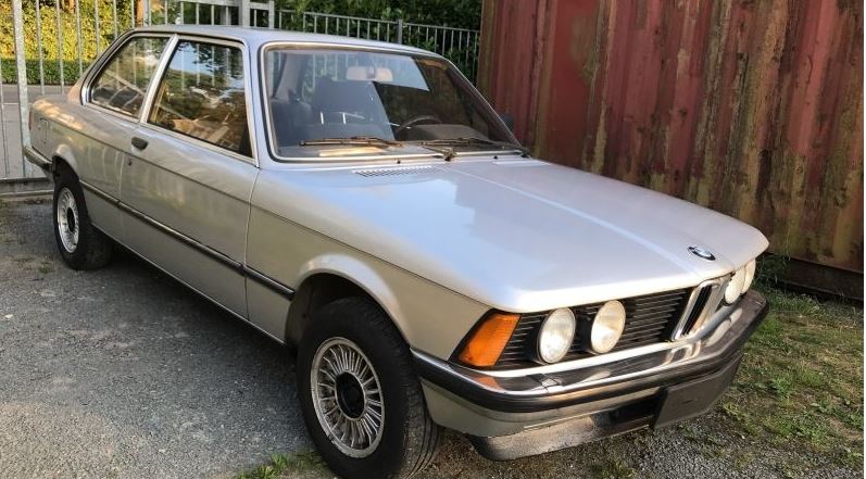 BMW 323i de 1980 abandonnée en extérieur, berline allemande en état d’origine