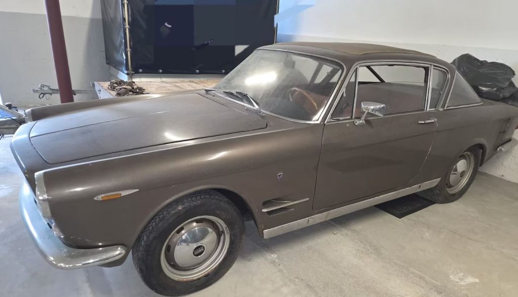 Fiat 2300 S découvrable de 1964 en sortie de grange, coupé italien élégant à restaurer